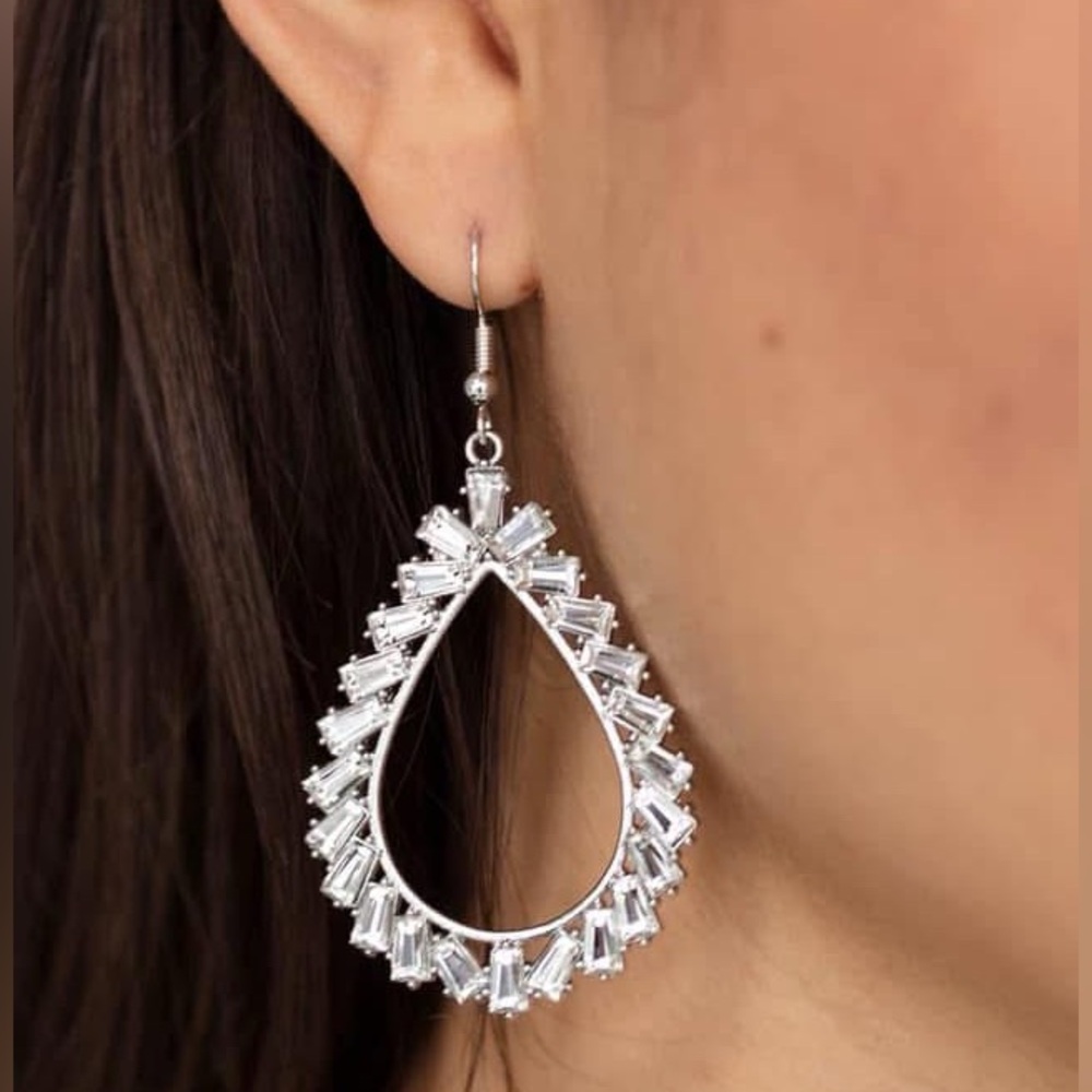 Silver teardrop earrings with emerald cut crystal stones 💎2/$10